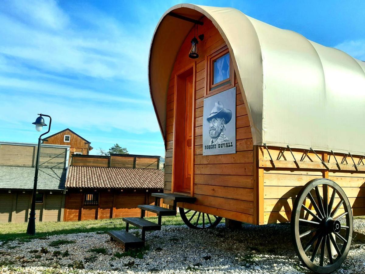 El Paso City, Zlatibor - Unique Wooden Cottages, Treehouse, Wild West Rooms, Accommodation 1-6 People エクステリア 写真