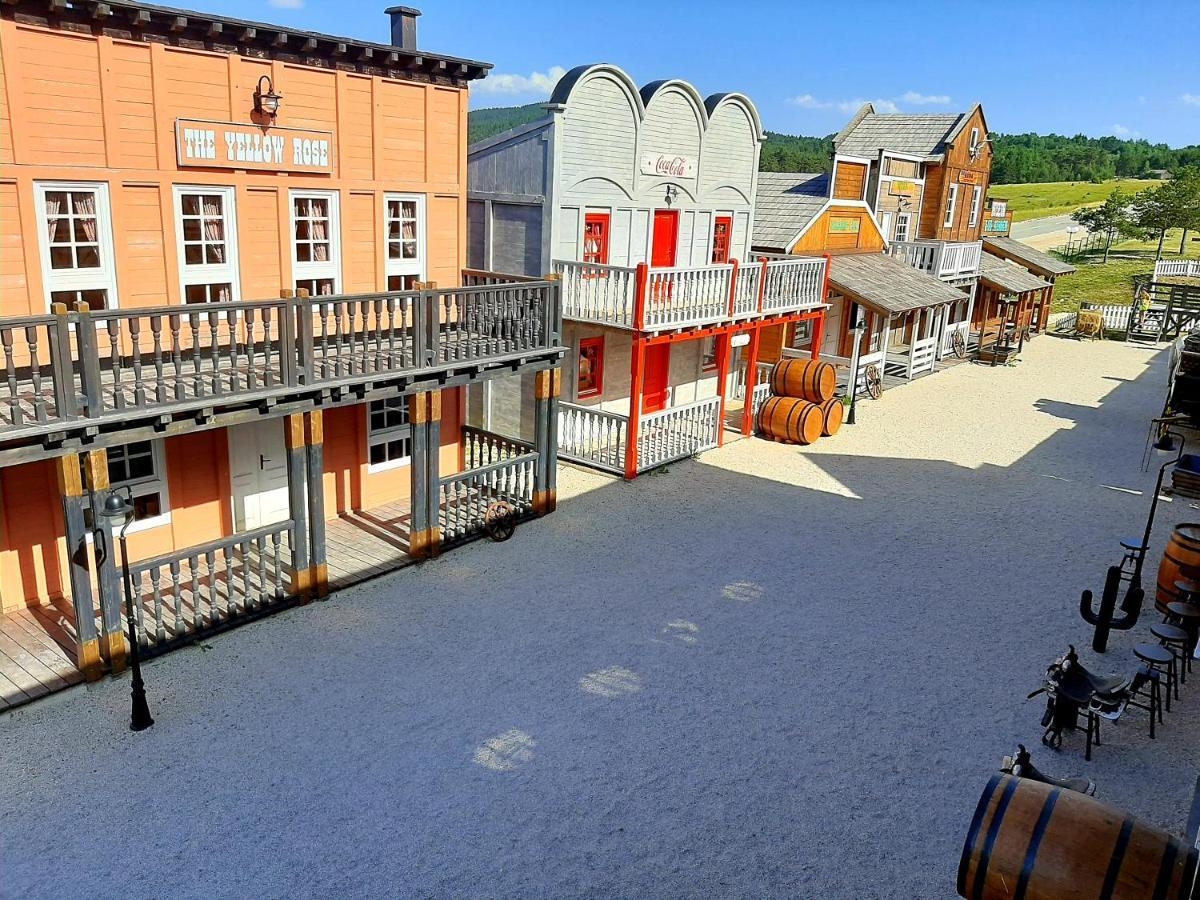 El Paso City, Zlatibor - Unique Wooden Cottages, Treehouse, Wild West Rooms, Accommodation 1-6 People エクステリア 写真