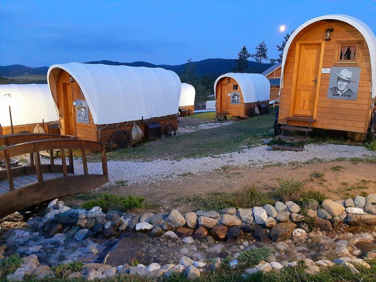 El Paso City, Zlatibor - Unique Wooden Cottages, Treehouse, Wild West Rooms, Accommodation 1-6 People エクステリア 写真