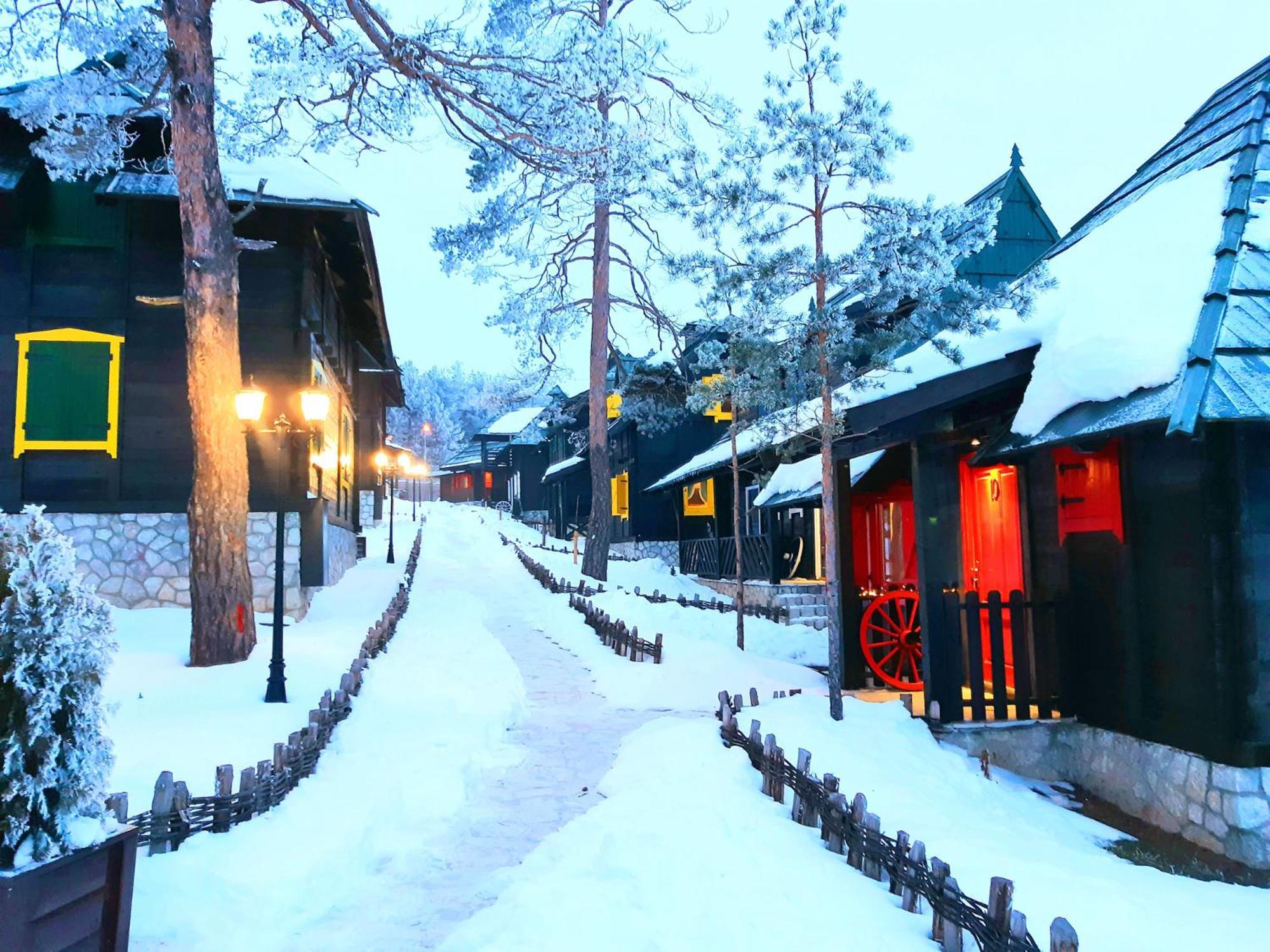 El Paso City, Zlatibor - Unique Wooden Cottages, Treehouse, Wild West Rooms, Accommodation 1-6 People エクステリア 写真