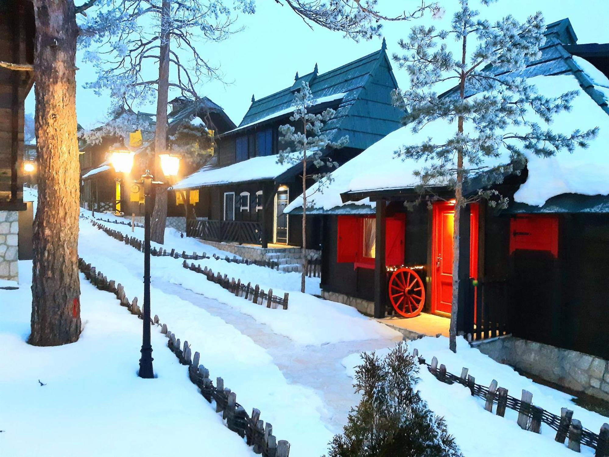 El Paso City, Zlatibor - Unique Wooden Cottages, Treehouse, Wild West Rooms, Accommodation 1-6 People エクステリア 写真