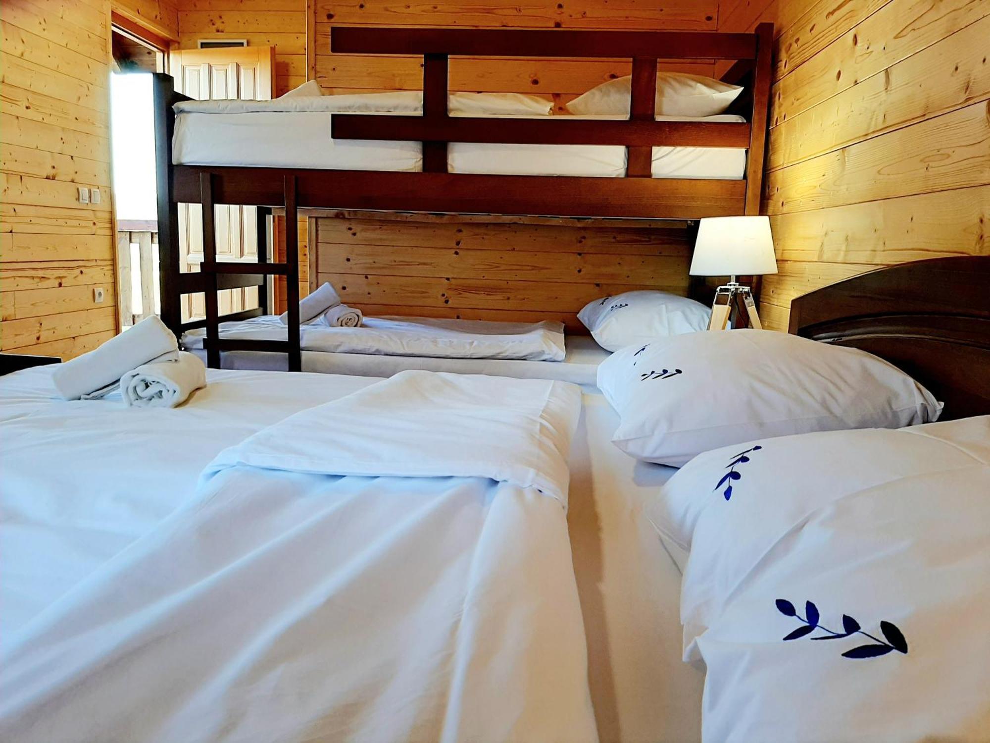 El Paso City, Zlatibor - Unique Wooden Cottages, Treehouse, Wild West Rooms, Accommodation 1-6 People 部屋 写真