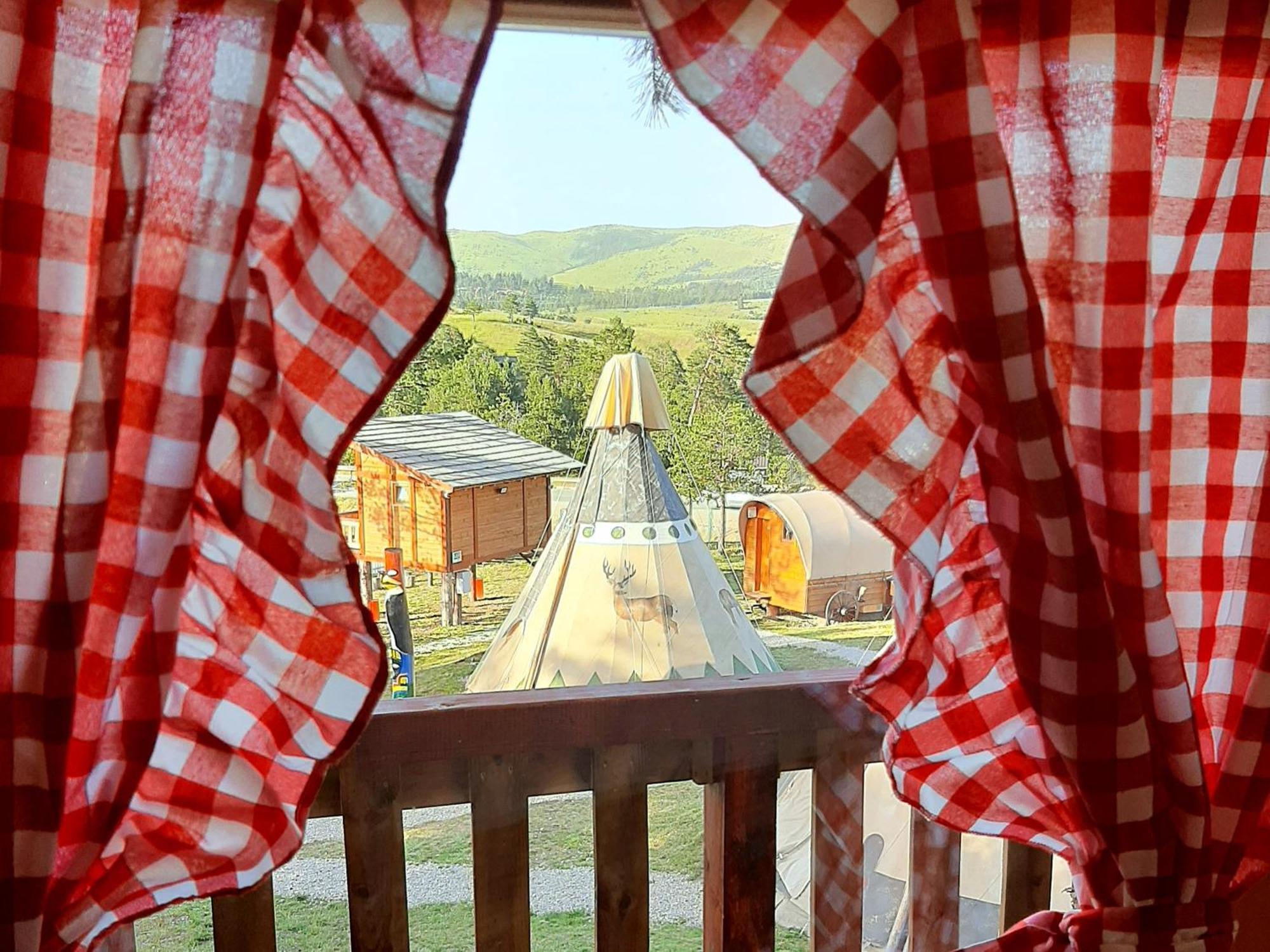 El Paso City, Zlatibor - Unique Wooden Cottages, Treehouse, Wild West Rooms, Accommodation 1-6 People 部屋 写真