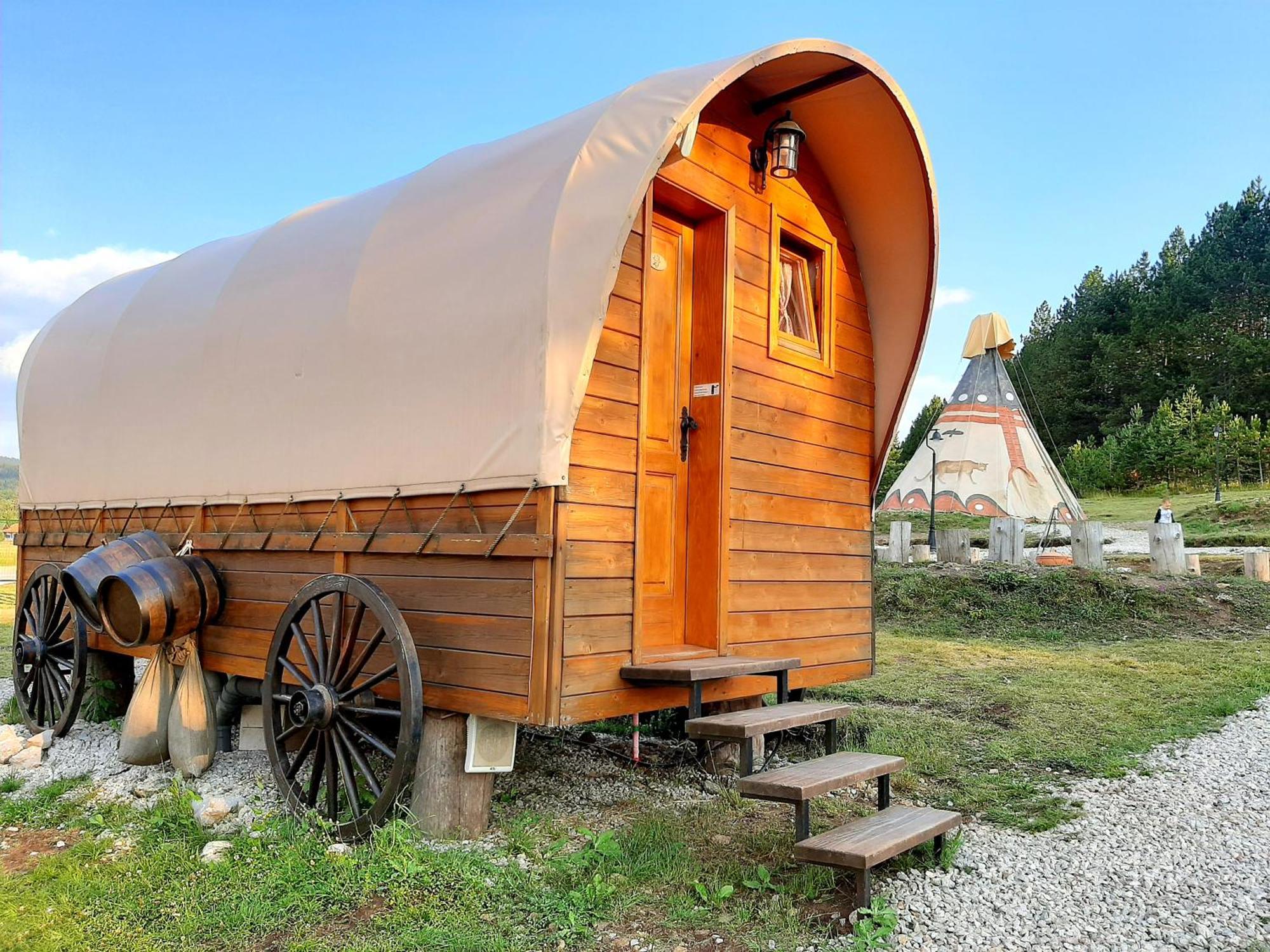 El Paso City, Zlatibor - Unique Wooden Cottages, Treehouse, Wild West Rooms, Accommodation 1-6 People 部屋 写真